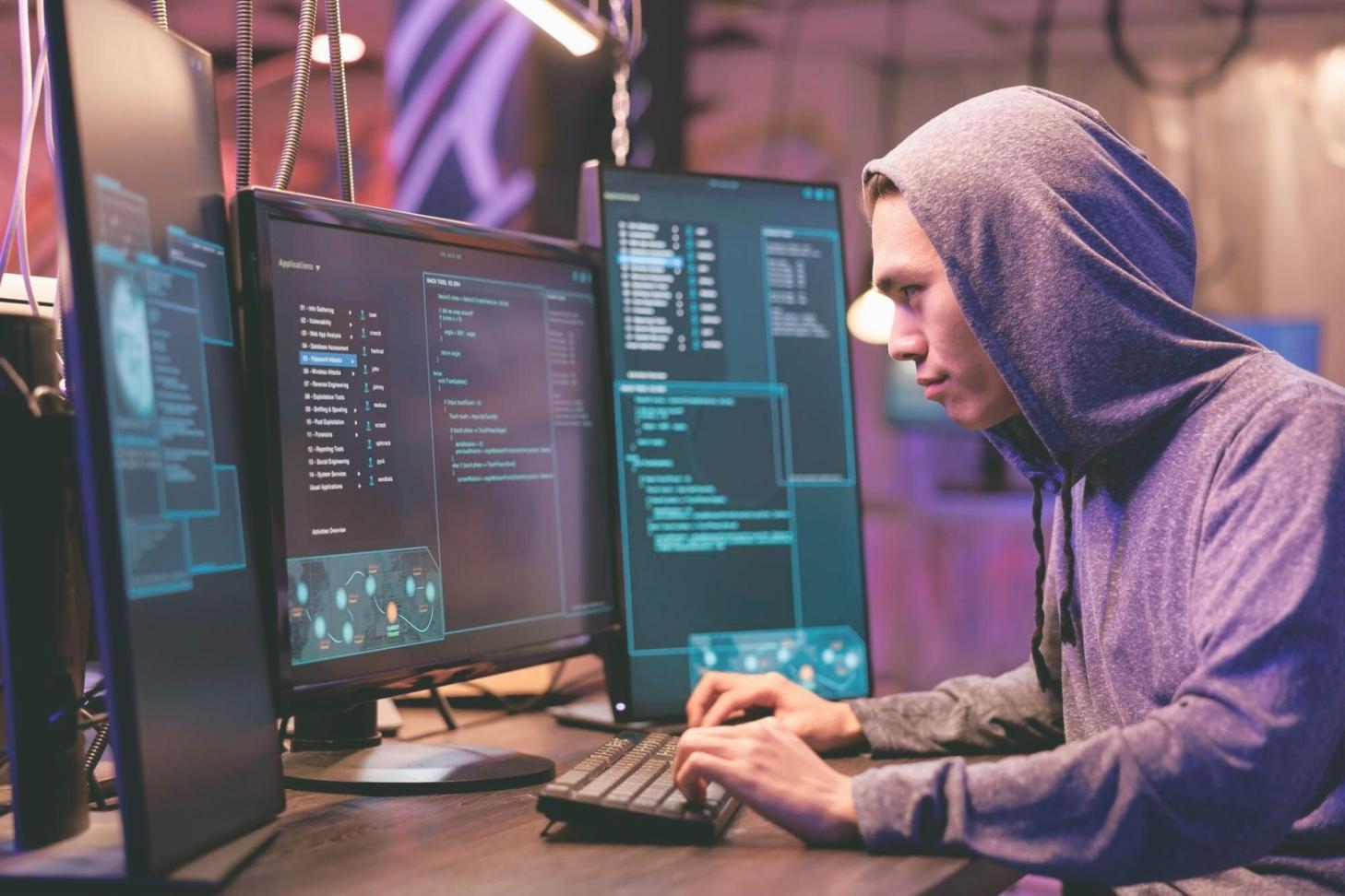 Moderne Newsroom-Ausstattung mit KI-Integration