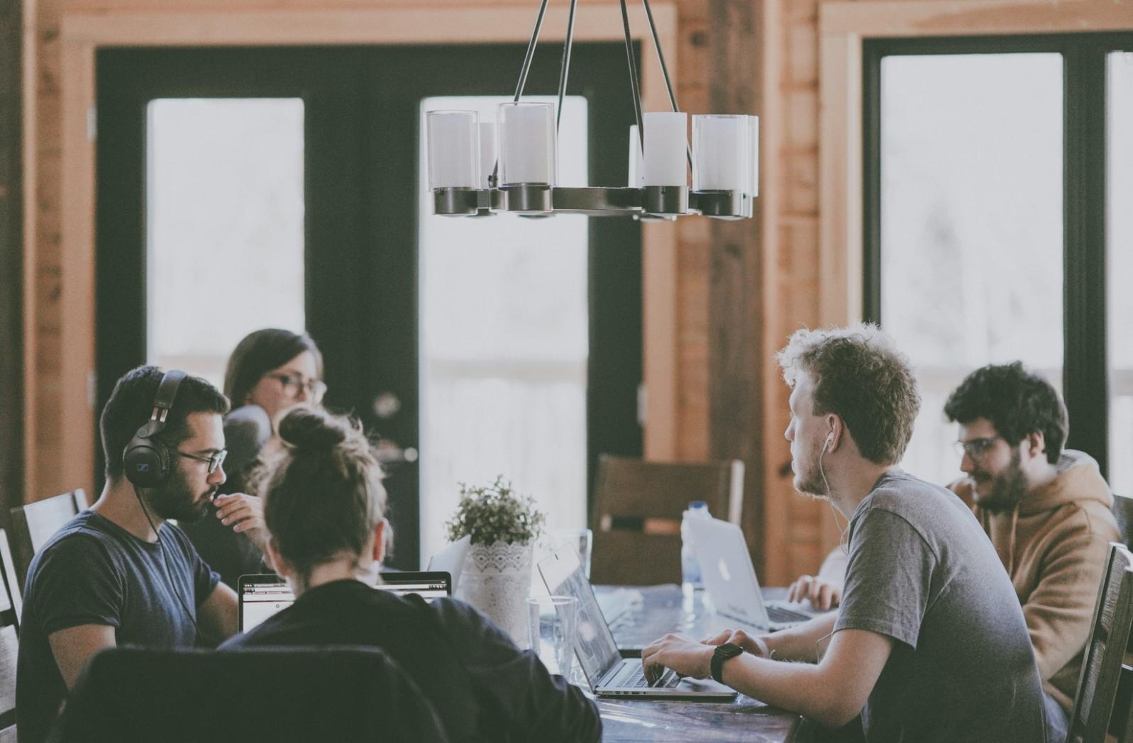 Moderne Redaktion mit digitalen Arbeitsplätzen